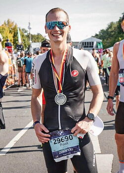 LV-Deggendorf-Marathonläufer Pavol Veres mit Medaille in Berlin