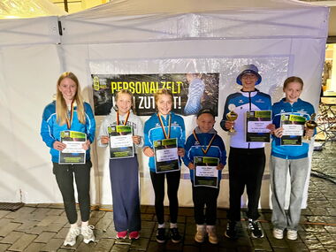 LV Kids und Jugend auf Podestplätzen beim Nightrun in Deggendorf: Von links nach rechts: Anna-Lena Mögele, Leni Unverdorben, Ida Pledl, Bastian Mögele, Simeon Funck u. Helena Pledl