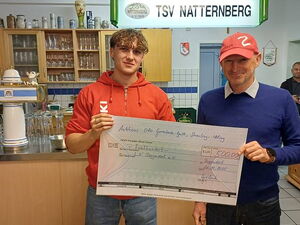 Spendenübergabe vom Autohaus Griesbeck von Robin Berner (li.) an Peter Pisinger