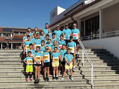 Gruppenbild der LV-Deggendorf-Läuferinnen und –Läufer des 1,3-km-Schülerlaufs